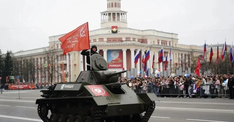Танк Т 60 возглавил парад техники в День Победы в Кемерове