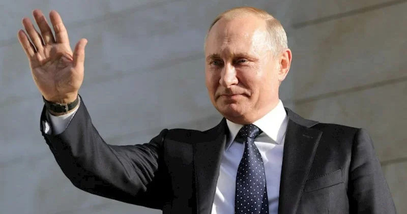 Putinin şəhərində Putinə qarşı... Düşməni paradda göründü (VİDEO)