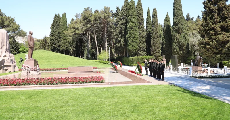 Dövlət Xidmətinin şəxsi heyəti Ulu Öndərin əziz xatirəsini ehtiramla yad edib