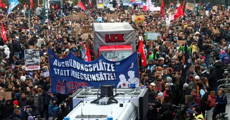 Hamburqda minlərlə şagird hərbi çağırışa qarşı etiraz edib