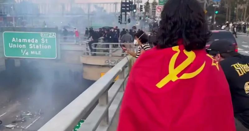 На протестах в Лос Анджелесе заметили флаг СССР