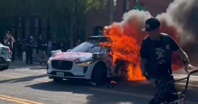 Etiraz aksiyaları zamanı 2 polis yaralanıb