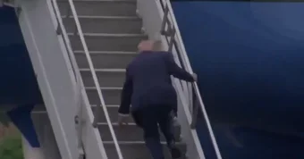 Tramp təyyarəyə minərkən yıxıldı