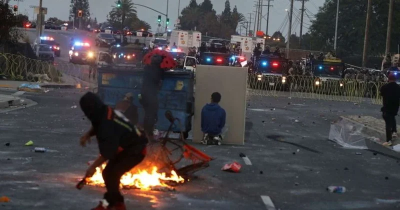 Polis Los Ancelesdə etirazlar zamanı jurnalistə atəş açdı FOTO