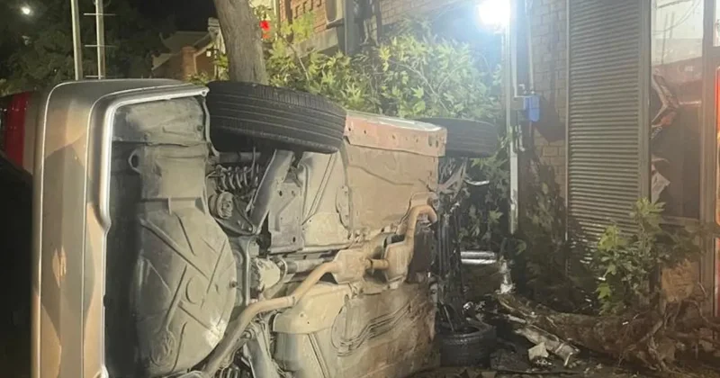 В Азербайджане автомобиль врезался в жилой дом