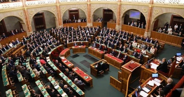 Венгерские депутаты почти вдвое сократили себе зарплаты