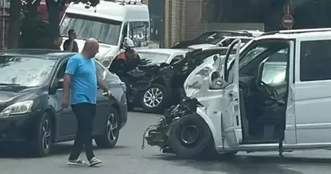 В Баку произошла цепная авария с участием 10 автомобилей