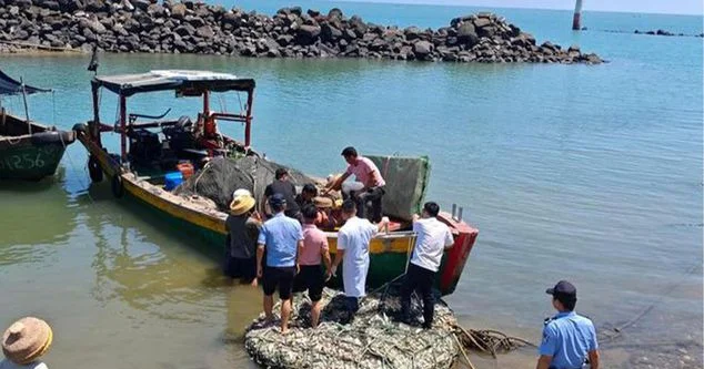 Dənizdə ac və susuz qalan 40 yaşlı Qin Jianping, çiy xərçəng yeməklə yeddi gün sağ qaldı