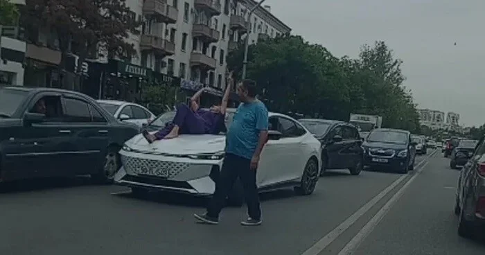 Qadın küçədə maşının üzərinə uzandı, hərəkət iflic oldu Video