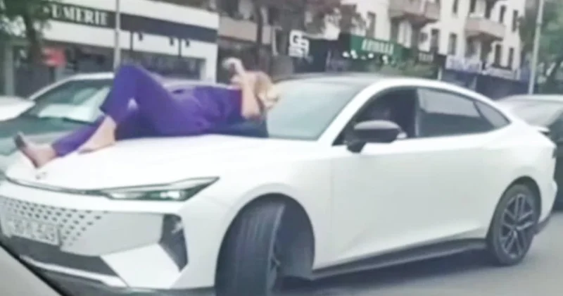 Azadlıq prospektində qəribə hadisə Piyada maşının üzərində uzandı Video