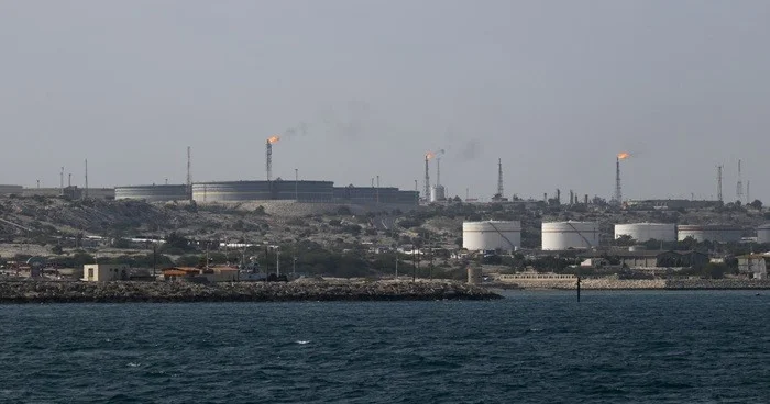Нефть на мировых рынках вновь дешевеет