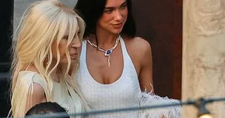 Dua Lipanın dəbdəbəli toyu İtaliyada etirazlara səbəb oldu