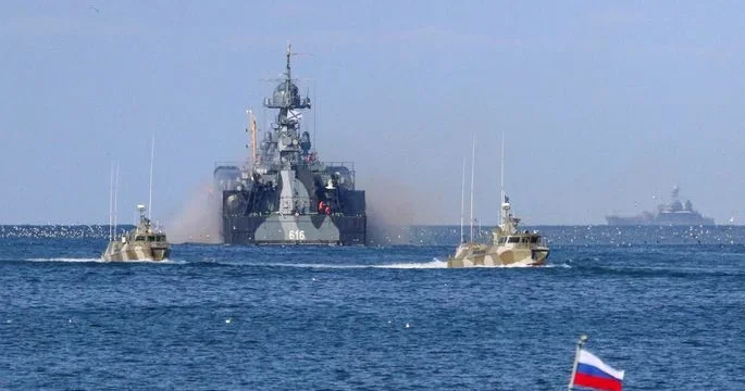Россия и НАТО одновременно проводят военные учения в Балтийском море