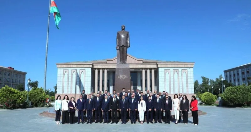 Mediasiya Şurasının və Vəkillər Kollegiyasının rəhbərliyi və üzvləri Naxçıvanda Heydər Əliyevin abidəsini ziyarət ediblər