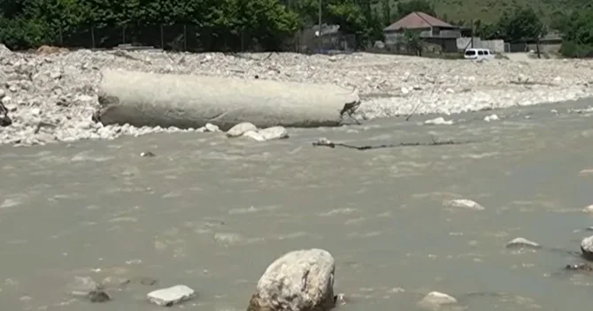 Qubada selin fəsadları əhalinin gününü qaraldıb: Ərzağı atla daşıyırıq
