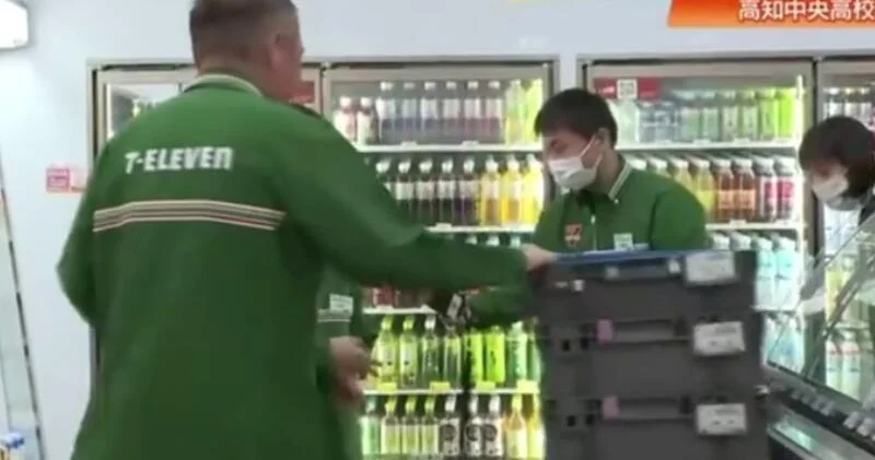 В японской школе открыли известный магазин вместо столовой ВИДЕО