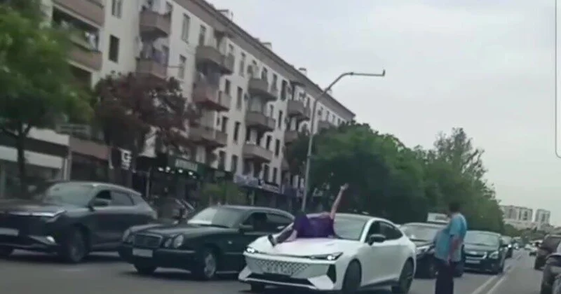 В Баку установили личность женщины, которая легла на капот автомобиля