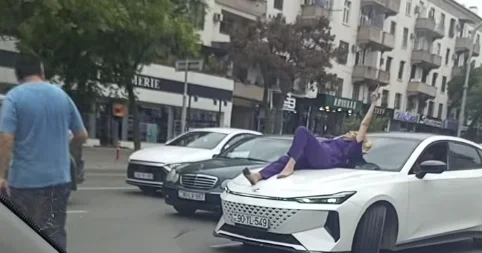 Qadın maşının üstünə uzandı, yolda TIXAC YARANDI