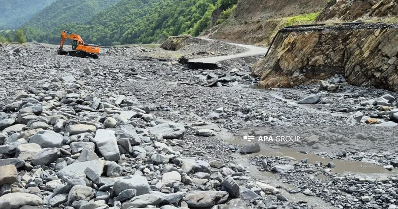 Qəbələdə selin Laza kəndinə gedən yola vurduğu ziyan aradan qaldırılır FOTO
