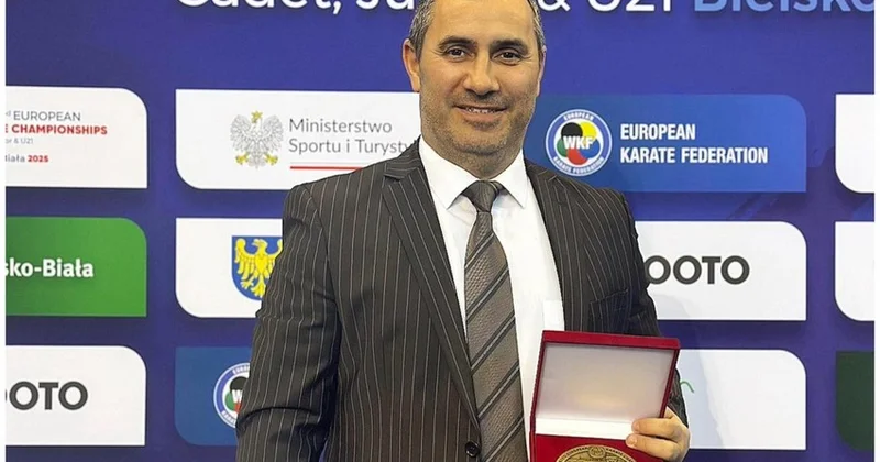 Azərbaycan millisinin baş məşqçisinə xatirə medalı təqdim olundu