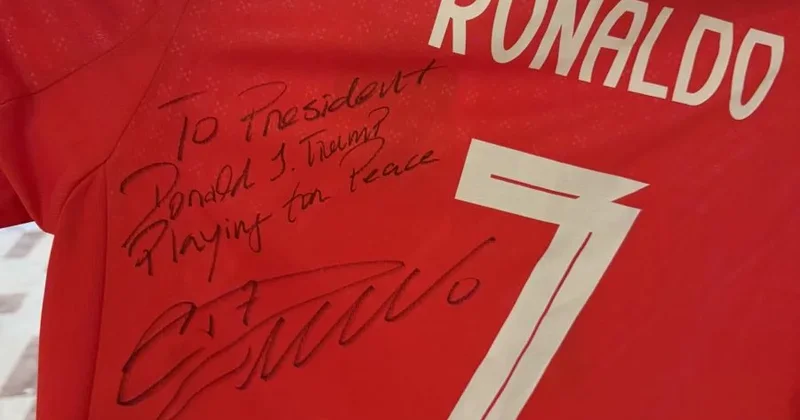 Ronaldo ölkə prezidentinə forma hədiyyə etdi
