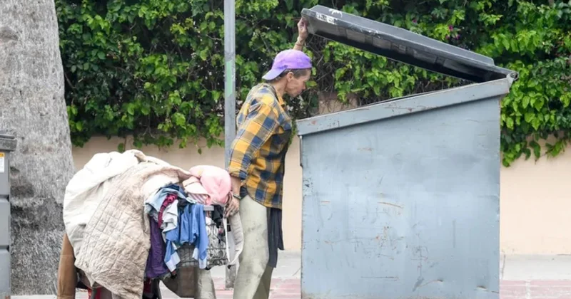 Dünya şöhrətli model indi zibillikdən yemək axtarır FOTO