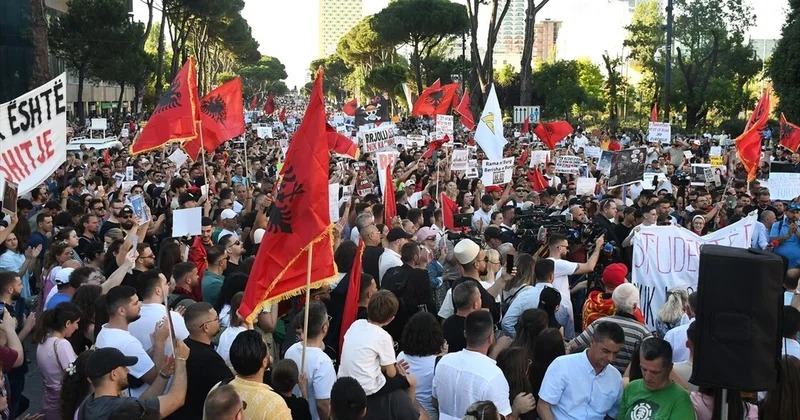 Trampın kürəkənini ölkədən qovdular: “Albaniya satılıq deyil”