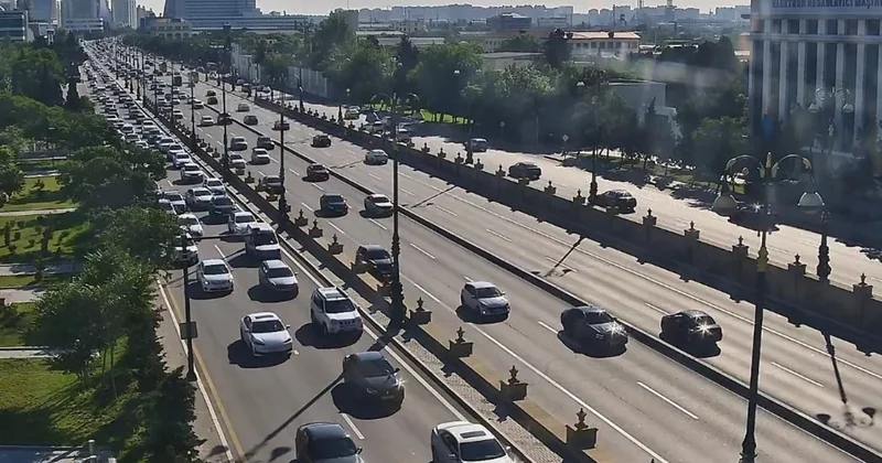 На ряде улиц и проспектов Баку затруднено движение транспорта