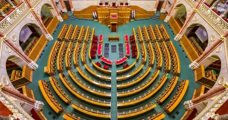 Deputat və nazirlərin maaşı kəskin azaldıldı KONKRET