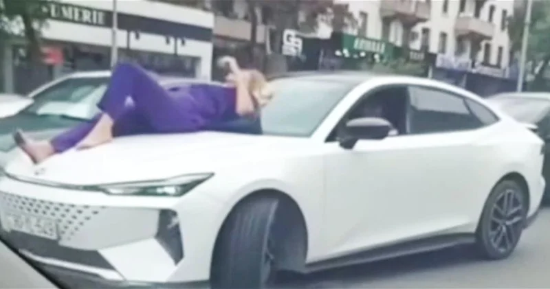 В центре Баку женщина легла на капот движущегося автомобиля ВИДЕО