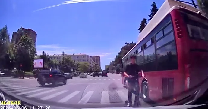 Skuterlə əks yola çıxan məktəbli avtomobillərin üzərinə sürdü, son anda… VİDEO