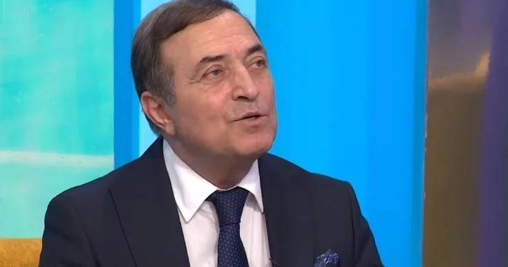 Mənimlə bir dəfə şəkil çəkdirib, deyir ki, ustadımdır