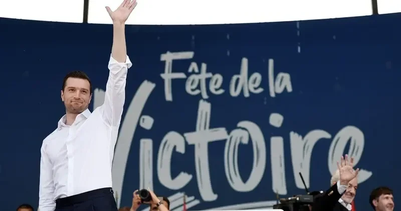 Fransada Polis partiya qərargahına basqın edib