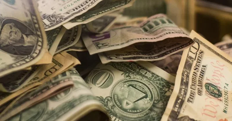 Dollar dəyər itirdi: 2025 də 2 trilyon dollarlıq kəsir gözlənilir 2025 də 2 trilyon dollarlıq kəsir gözlənilir