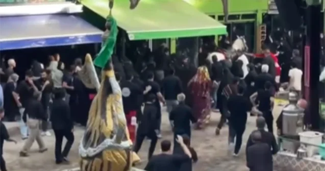 İranda mərasimdə at insanların üzərinə çıxdı, yaralılar var Video