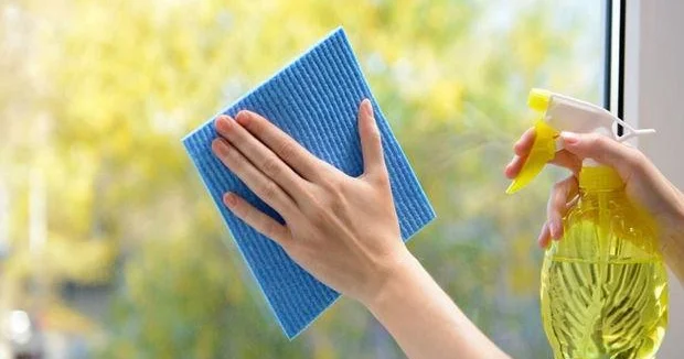 21 yaşlı qız pəncərə silərkən yıxılaraq ölüb