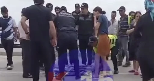 Yol kənarındakı səkiyə çıxan maşın ana balanı vurdu VİDEO