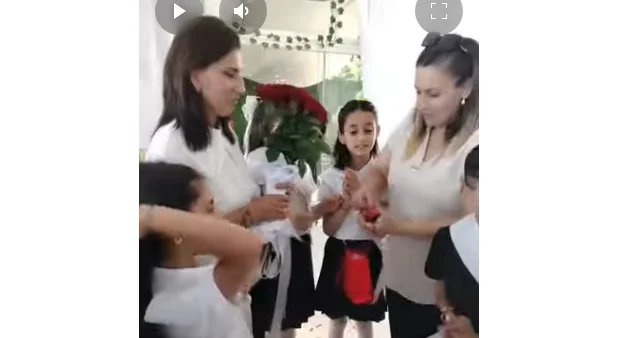 Valideynlər yığışıb, müəlliməyə qızıl üzük aldılar... TƏMTƏRAQLI TƏQİM OLUNDU / VİDEO