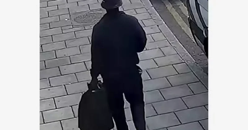 В Великобритании мужчина обокрал банк благодаря старой форме