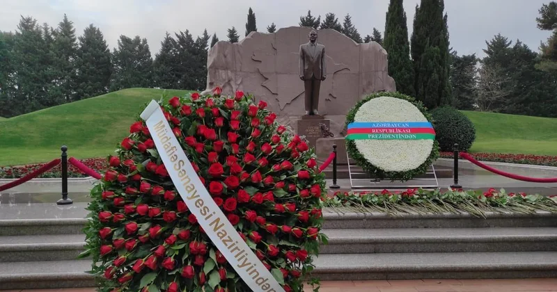 Azərbaycan Xarici İşlər Nazirliyinin kollektivi Fəxri xiyabanı ziyarət edib