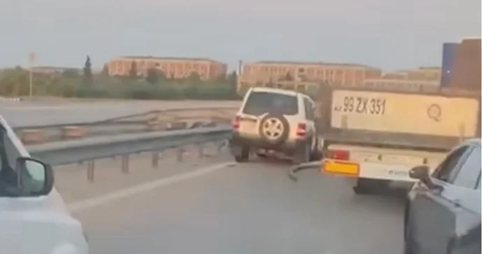 Qobustanda yük maşını əvvəl dəmirlərə, sonra Mitsubishi yə çırpıldı VİDEO