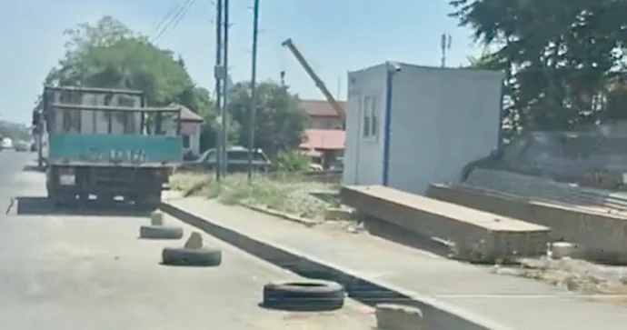 Bakıda yol kənarını “özəlləşdirdilər” Sürücülər maşın saxlaya bilmədi VİDEO