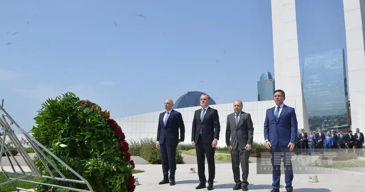 Коллектив МИД Азербайджана посетил парк Победы