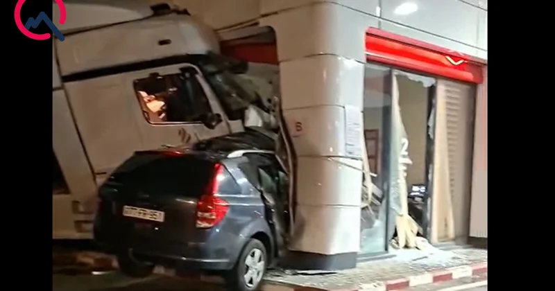 Yük maşını yanacaqdoldurma məntəqəsinə çırpıldı Video