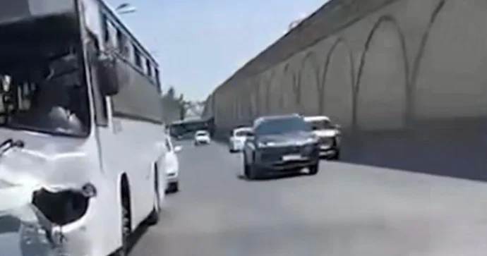 Babək prospektində avtobusla yük maşını toqquşdu VİDEO