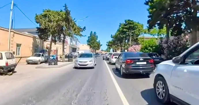 Tıxacdan yayınan motosikletçi əks yola çıxıb axına qarşı hərəkət etdi VİDEO