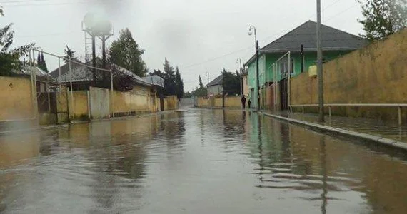 FHN su basmış əraziləri belə təmizləyir Vide
