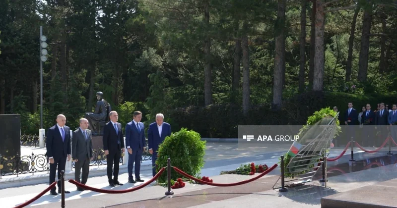 В День дипломата сотрудники МИД Азербайджана почтили память Гейдара Алиева ФОТО