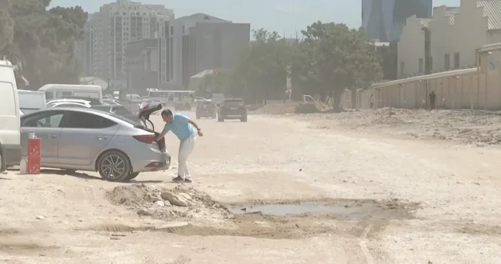 Пыль летом, грязь после дождя: жители Баку устали ждать завершения ремонта дороги