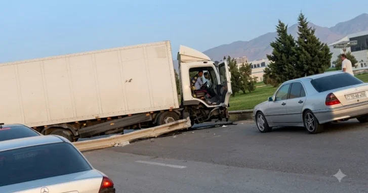 ДТП на трассе Баку Алят: грузовик выехал на встречную полосу